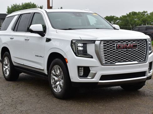 Used 2024 GMC Yukon Denali w/ Advanced Technology Package AWD/4WD image 3
