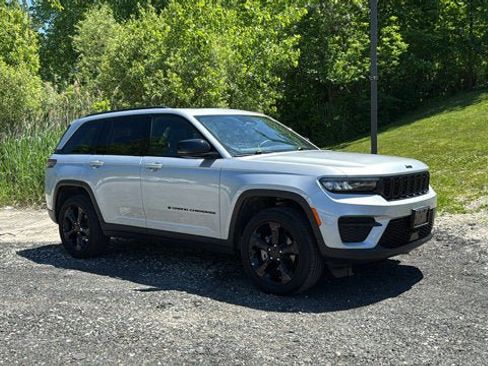 Certified 2025 Jeep Grand Cherokee Altitude AWD/4WD image 2