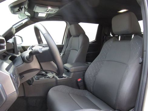 Certified 2025 Toyota Tacoma SR5 AWD/4WD image 15