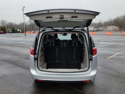 Used 2024 Chrysler Pacifica Touring-L image 11