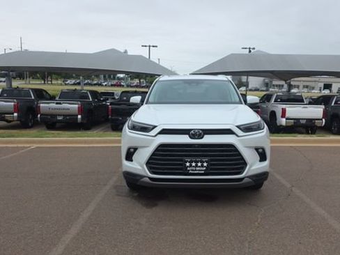 Used 2024 Toyota Grand Highlander AWD image 3
