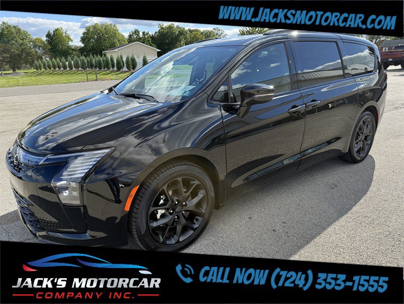 Used 2027 Chrysler Pacifica Limited FWD image 5