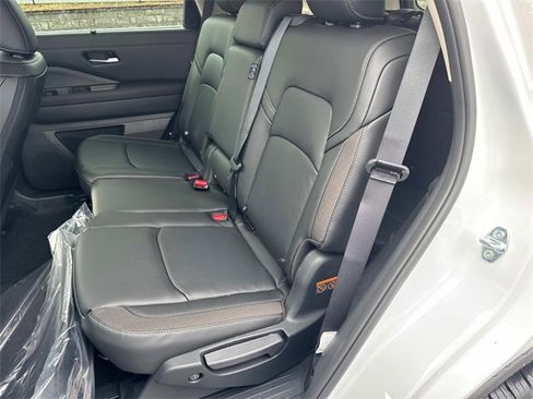 New 2025 Nissan Pathfinder SL image 16