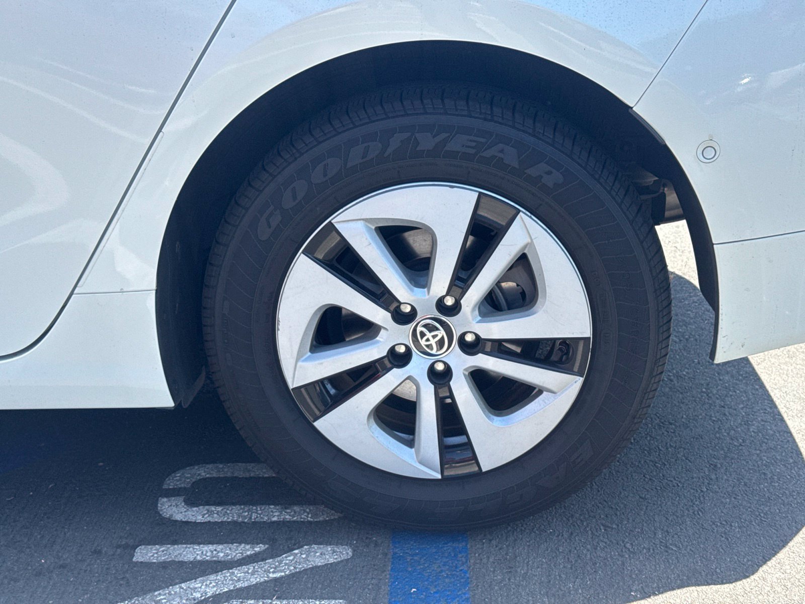 Used 2018 Toyota Prius Four w/ Advanced Technology Package FWD image 5