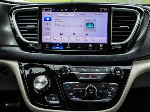 Used 2023 Chrysler Pacifica Touring-L image 30