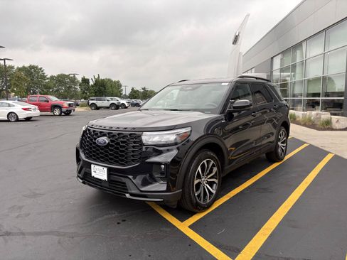 Used 2025 Ford Explorer ST-Line AWD/4WD image 3