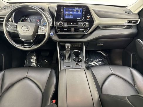 Used 2021 Toyota Highlander XLE AWD/4WD image 25
