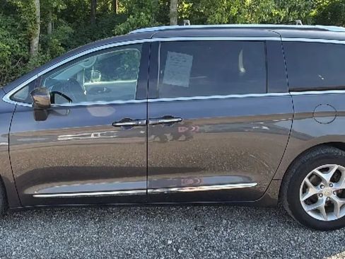Used 2018 Chrysler Pacifica Touring-L w/ Tire & Wheel Group FWD image 1