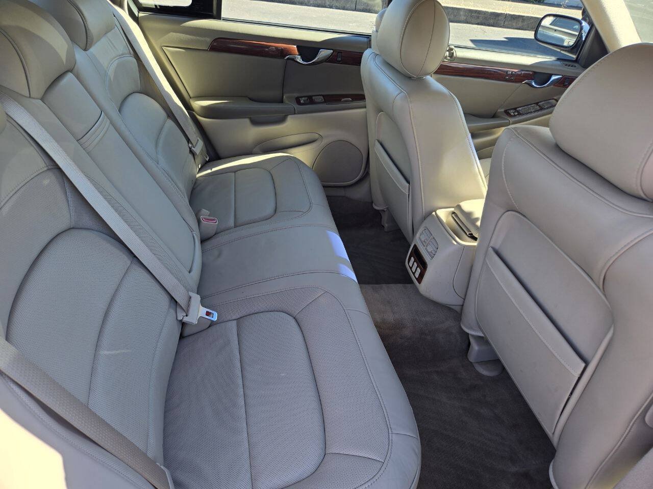 Used 2004 Cadillac De Ville w/ Equipment Group FWD image 25