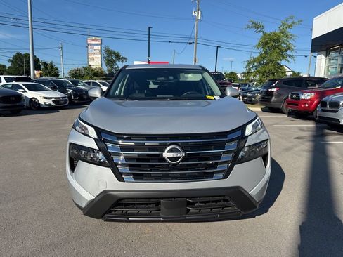 Used 2025 Nissan Rogue SV FWD image 2
