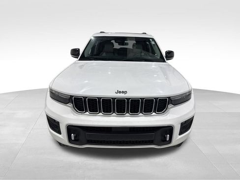 Used 2022 Jeep Grand Cherokee Overland w/ Luxury Tech Group IV AWD/4WD image 2