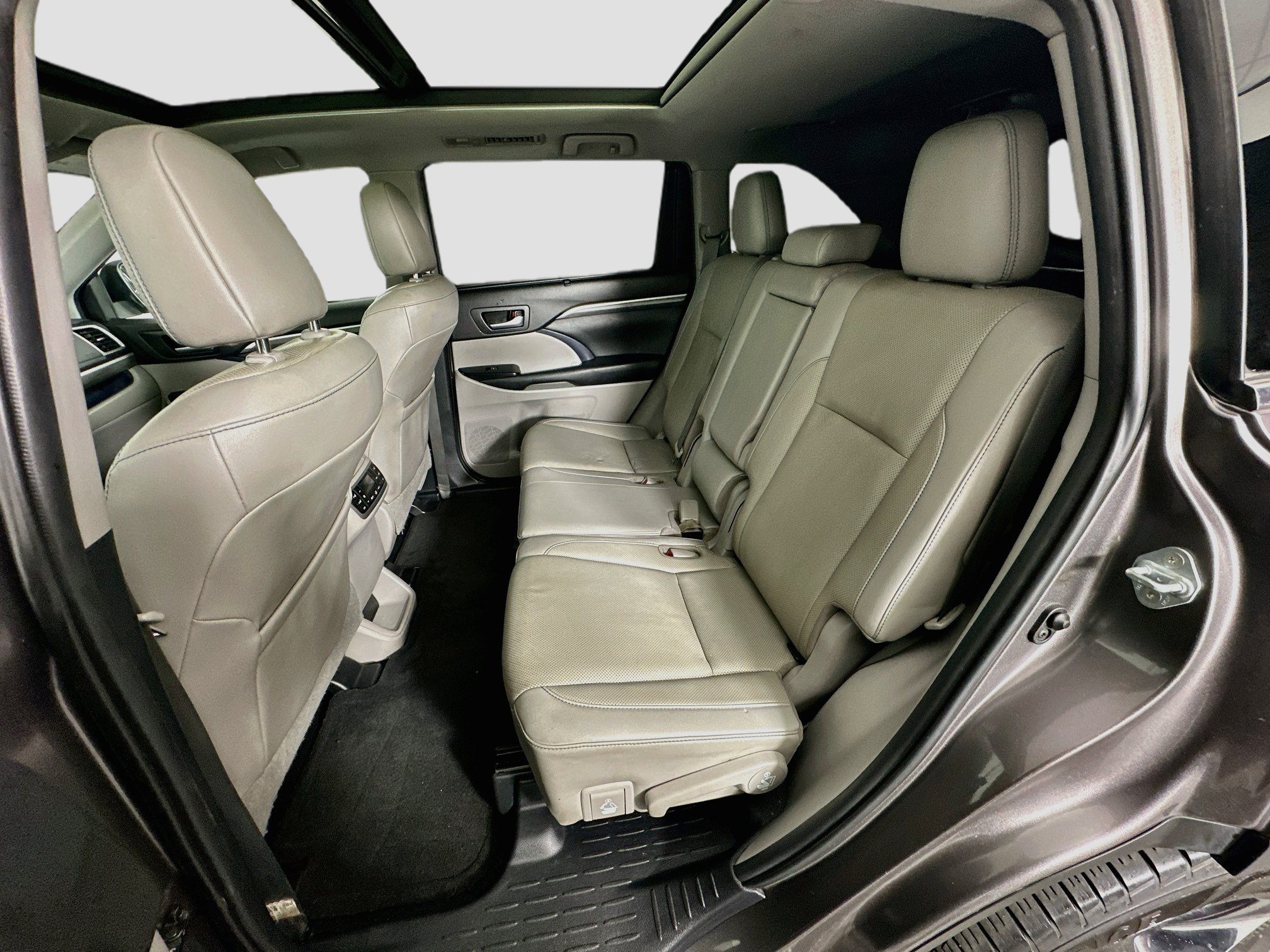 Used 2019 Toyota Highlander Limited Platinum w/ Carpet Mat Package (TMS) AWD/4WD image 30
