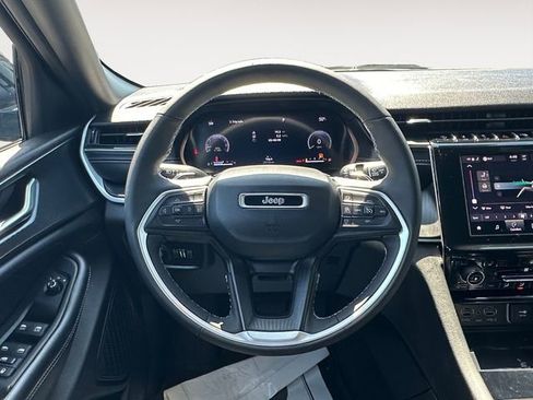 Used 2023 Jeep Grand Cherokee Altitude AWD/4WD image 12