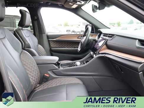 Used 2023 Jeep Grand Cherokee Summit w/ Luxury Tech Group V AWD/4WD image 9
