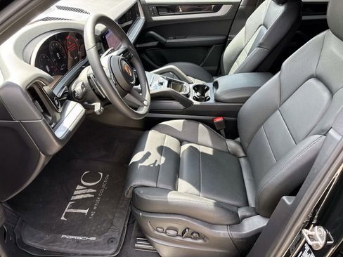 Certified 2025 Porsche Cayenne AWD/4WD image 20
