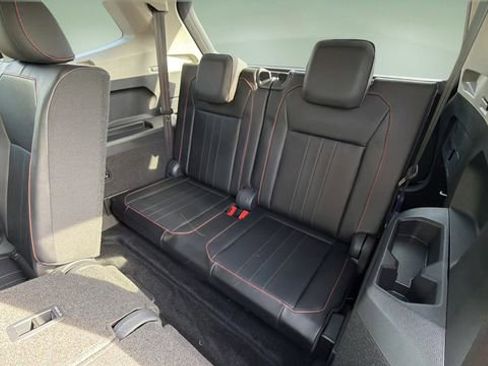 Used 2024 Volkswagen Tiguan SE image 35