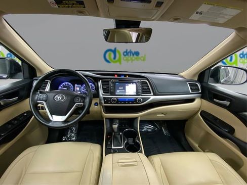 Used 2018 Toyota Highlander XLE image 29