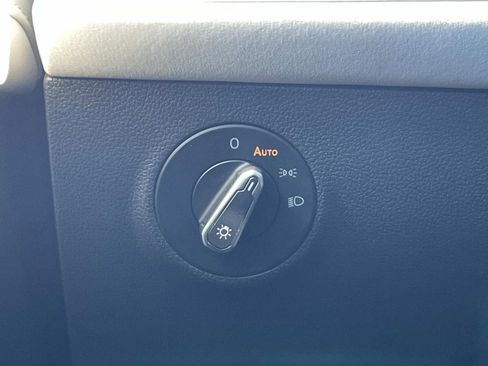 Certified 2025 Volkswagen Taos SE w/ Panoramic Sunroof Package image 20