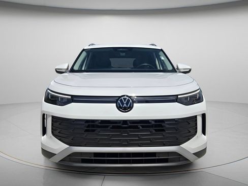 Certified 2026 Volkswagen Tiguan SE w/ Panoramic Sunroof Package FWD image 9