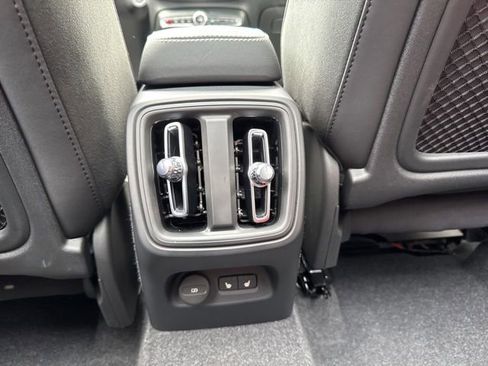 Certified 2025 Volvo XC40 B5 Plus AWD/4WD image 17