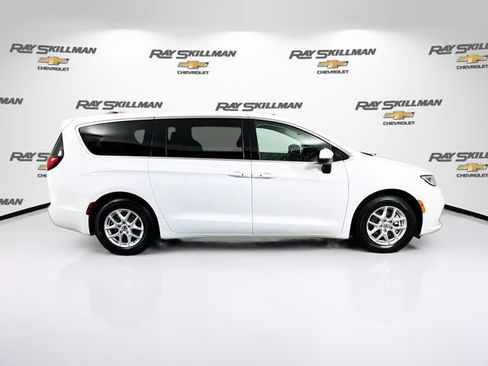 Used 2023 Chrysler Pacifica Touring-L FWD image 8