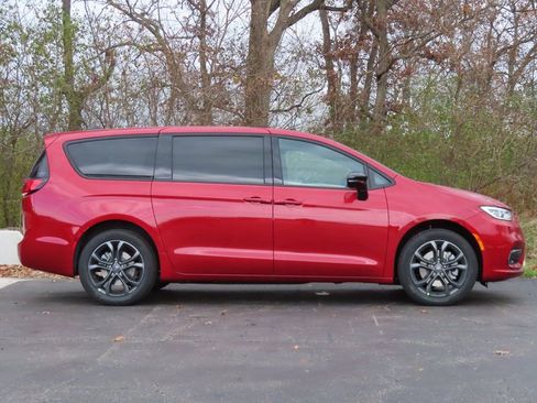 New 2026 Chrysler Pacifica Select AWD/4WD image 2
