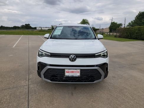 Used 2025 Volkswagen Taos SE FWD image 9