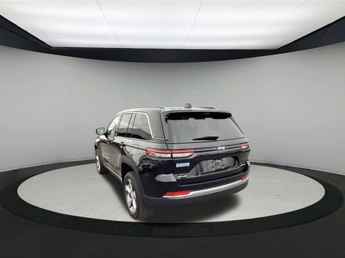 Used 2024 Jeep Grand Cherokee Limited w/ Luxury Tech Group II image 6