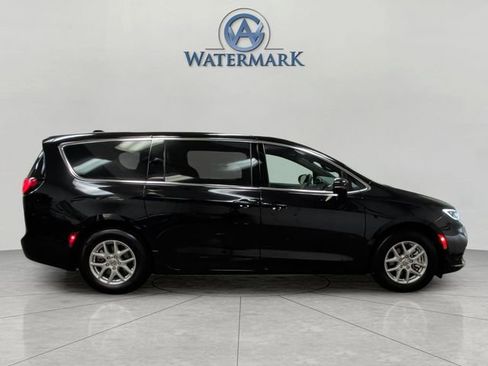 Used 2025 Chrysler Pacifica Select FWD image 6