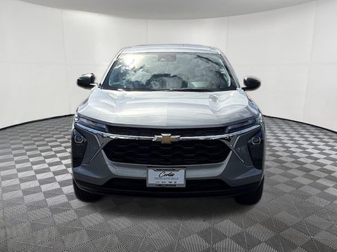 Used 2024 Chevrolet Trax LS w/ Driver Confidence Package FWD image 2