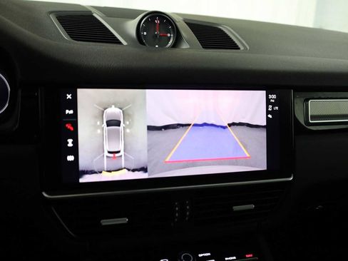 Certified 2023 Porsche Cayenne Platinum Edition image 34