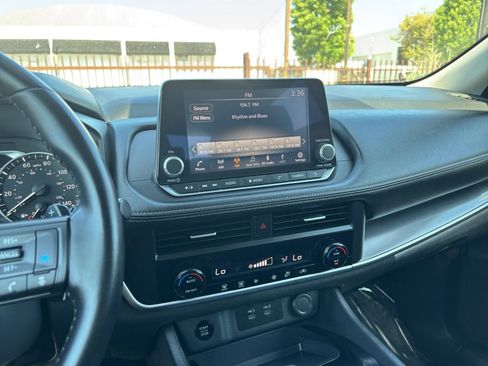 Used 2025 Nissan Rogue SV FWD image 17
