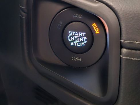 Used 2024 Jeep Gladiator Rubicon w/ Technology Group image 30