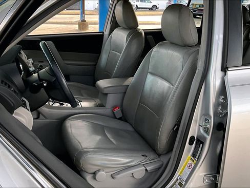 Used 2012 Toyota Highlander SE w/ Tow Pkg image 8