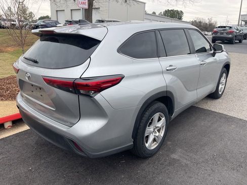 Used 2023 Toyota Highlander LE image 3