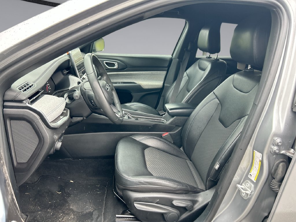 Used 2024 Jeep Compass Latitude AWD/4WD image 3