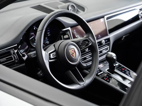 Used 2025 Porsche Macan image 9