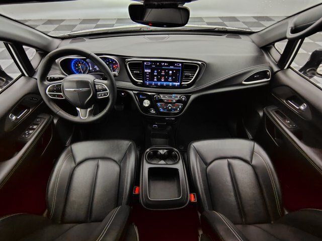 Used 2025 Chrysler Pacifica Select FWD image 2