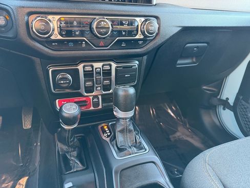 Used 2024 Jeep Wrangler Unlimited image 11