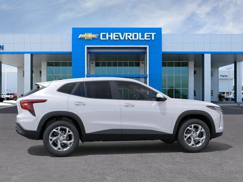 New 2026 Chevrolet Trax LS w/ LS Convenience Package FWD image 5