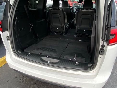 Used 2025 Chrysler Pacifica Premium image 27