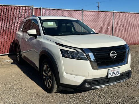 Used 2022 Nissan Pathfinder SL AWD/4WD image 2
