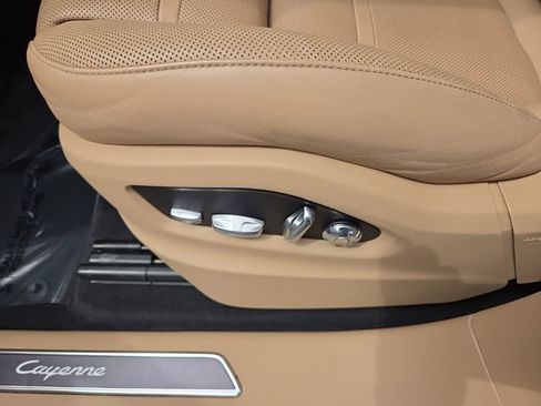 Used 2019 Porsche Cayenne Base image 27