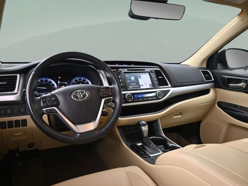 Used 2019 Toyota Highlander XLE image 35