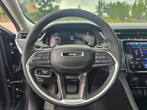 Used 2023 Jeep Grand Cherokee L Limited AWD/4WD image 31