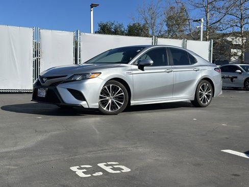 Used 2020 Toyota Camry SE image 1