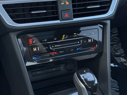 New 2025 Volkswagen Taos SE image 29