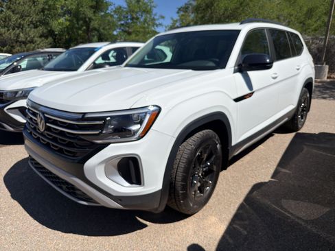Used 2025 Volkswagen Atlas Peak Edition SE AWD/4WD image 9