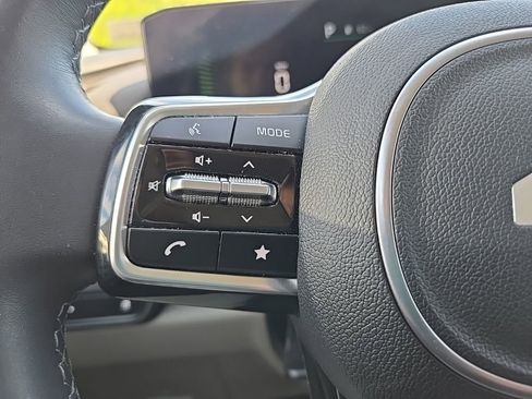 Used 2025 Kia Carnival EX FWD image 13