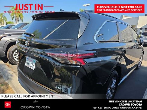Used 2026 Toyota Sienna XLE FWD image 3